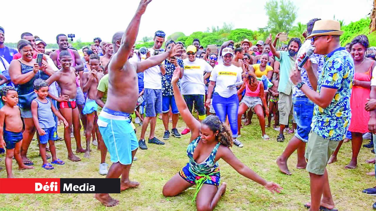 Certains sont restés toute la journée pour profiter des divertissements. Beach Tour de Radio Plus