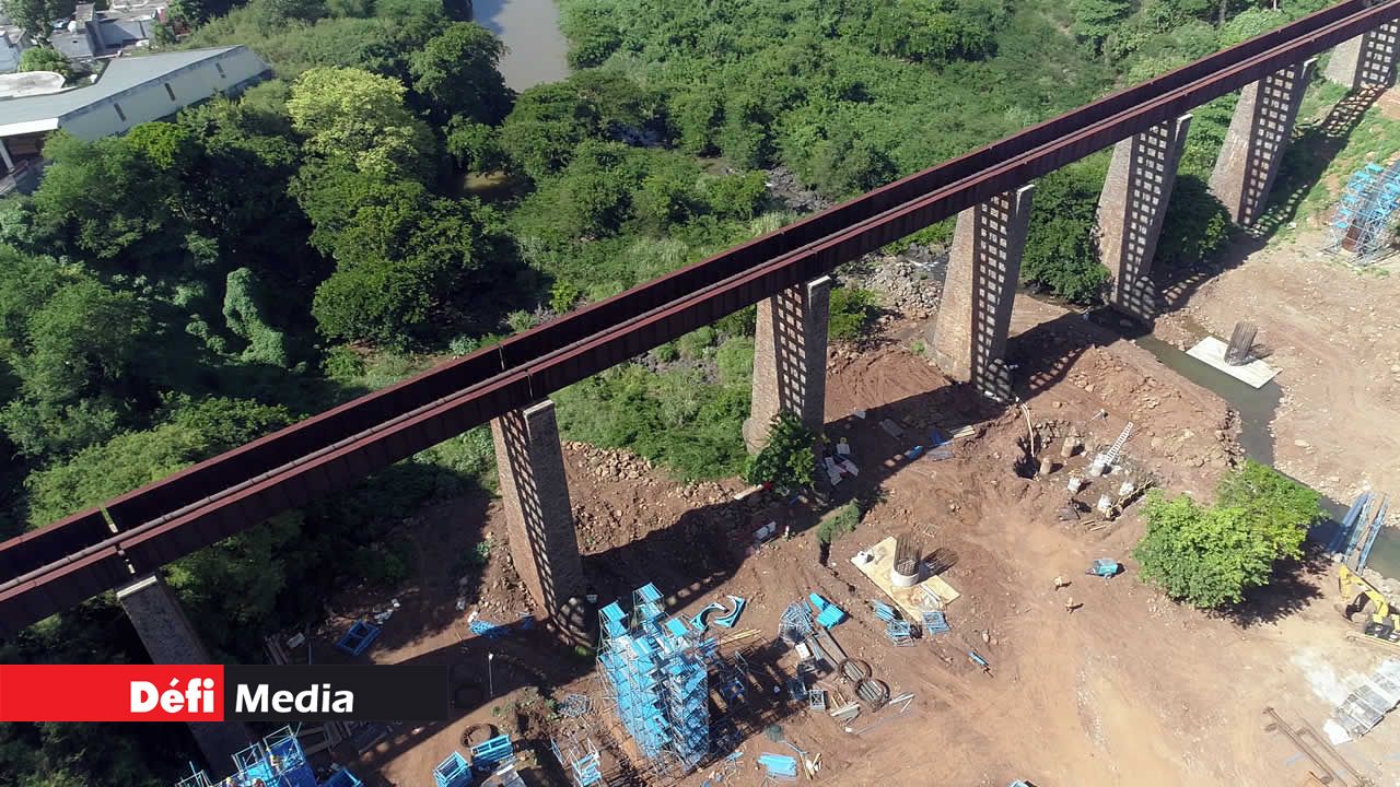 à côté de l’ancien pont du chemin de fer à GRNW.