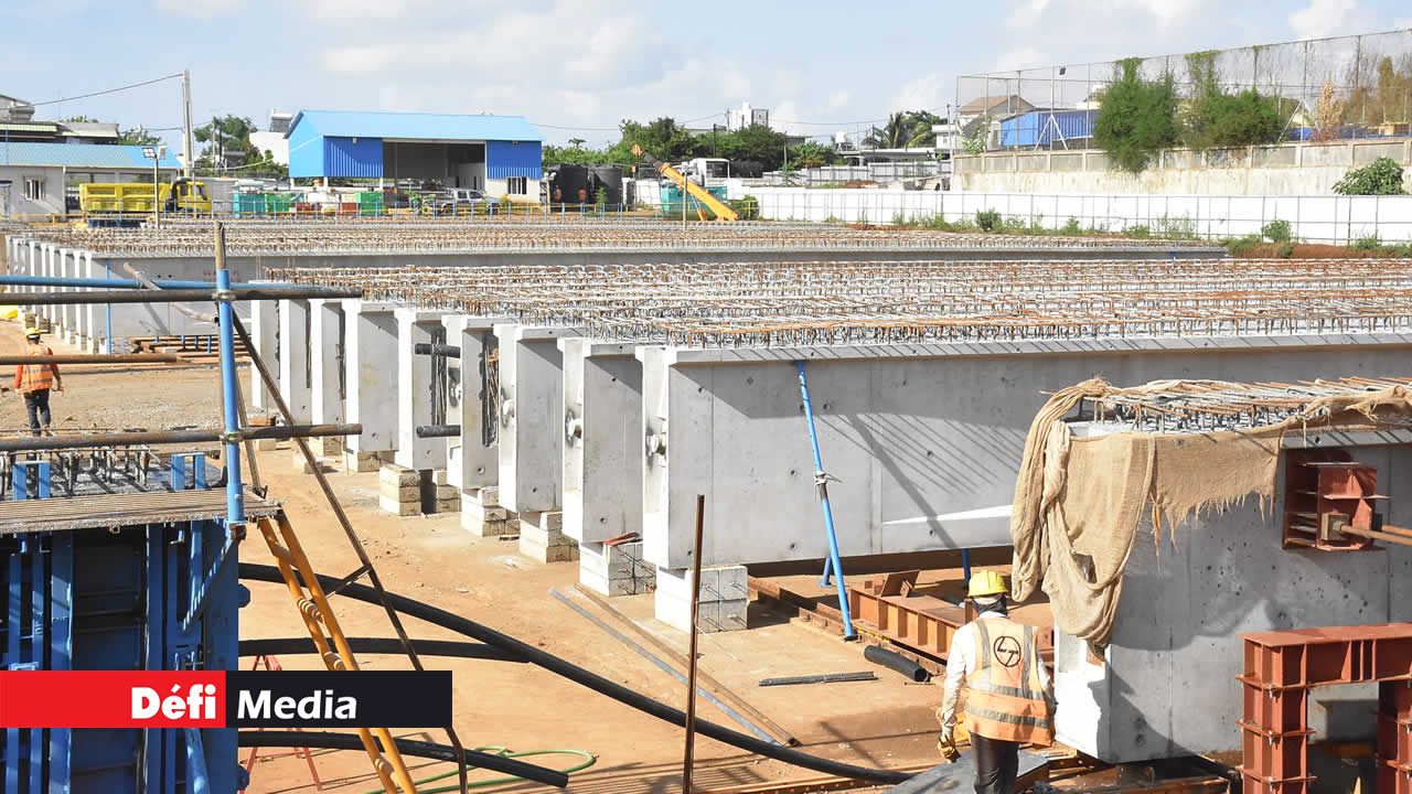 Les grosses structures en béton sont prêtes pour être envoyées sur place du tracé métro.