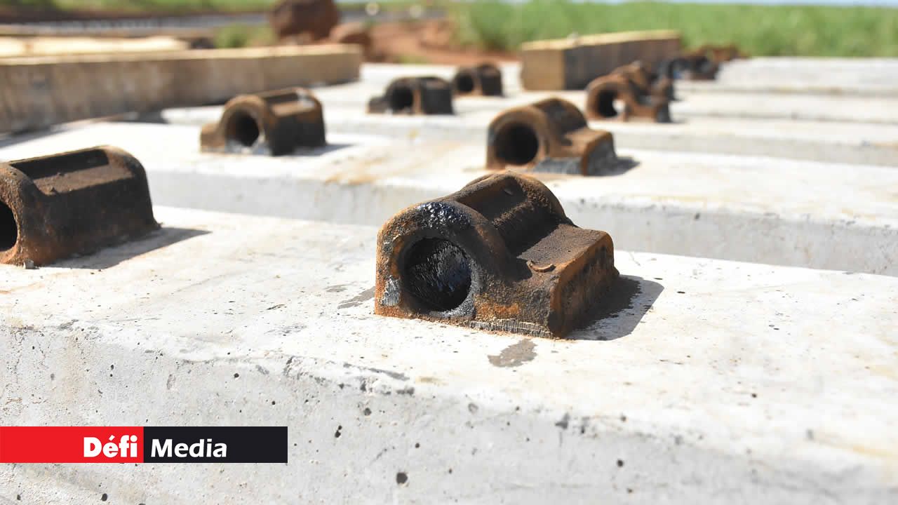 Les socles où les rails votre être agrippés.