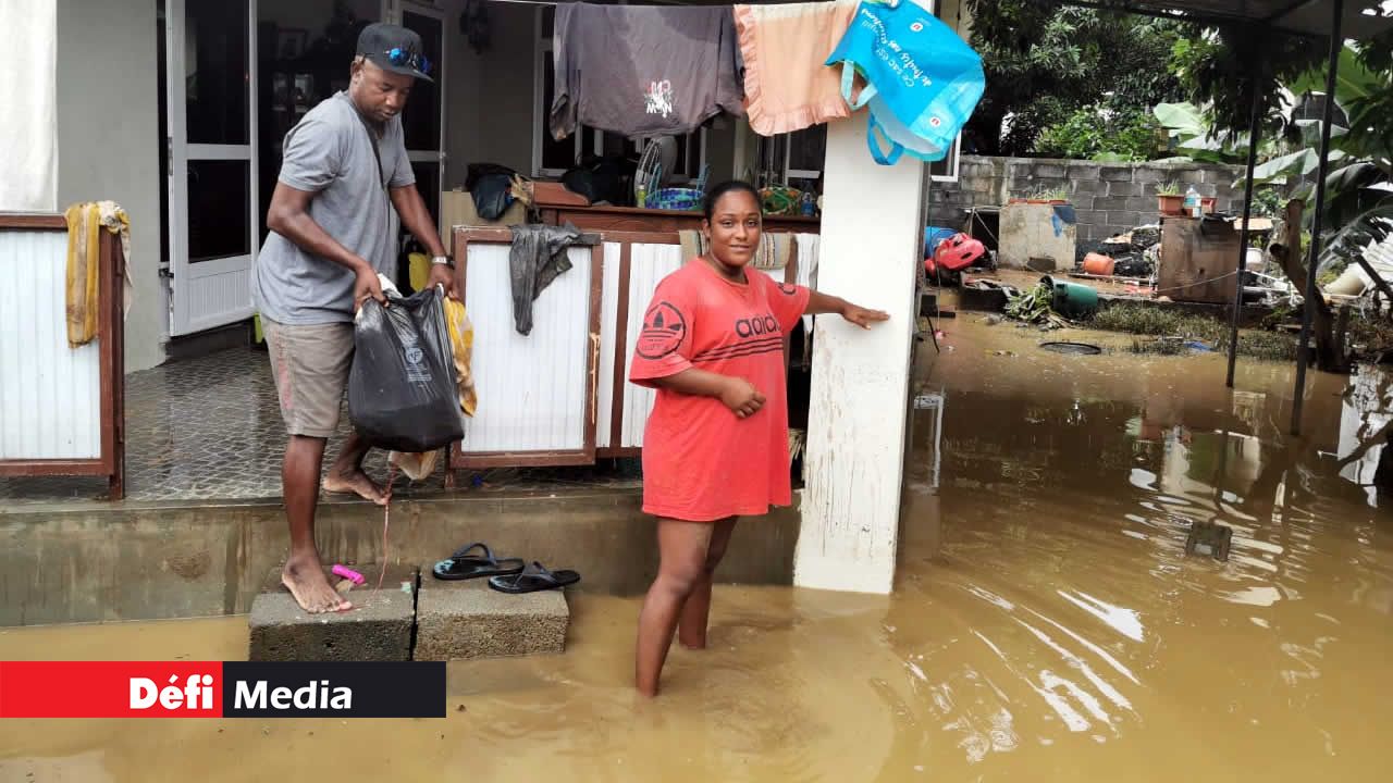 Ketsia Dardenne montrant les marques qu’a laissées la montée des eaux dimanche. Bramsthan