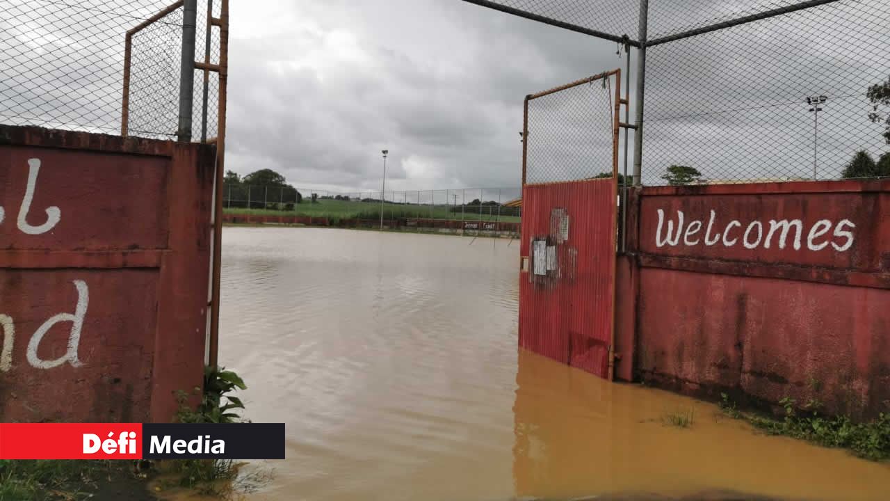 Le terrain de foot transformé en piscine. Bramsthan