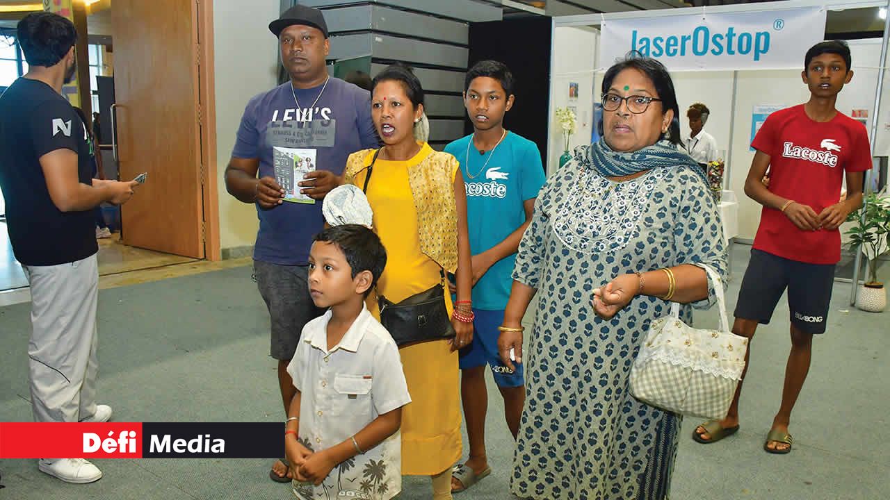 Ils étaient nombreux à se déplacer en famille, comme la famille Dohoroo de Bambous, pour profiter des offres exclusives.