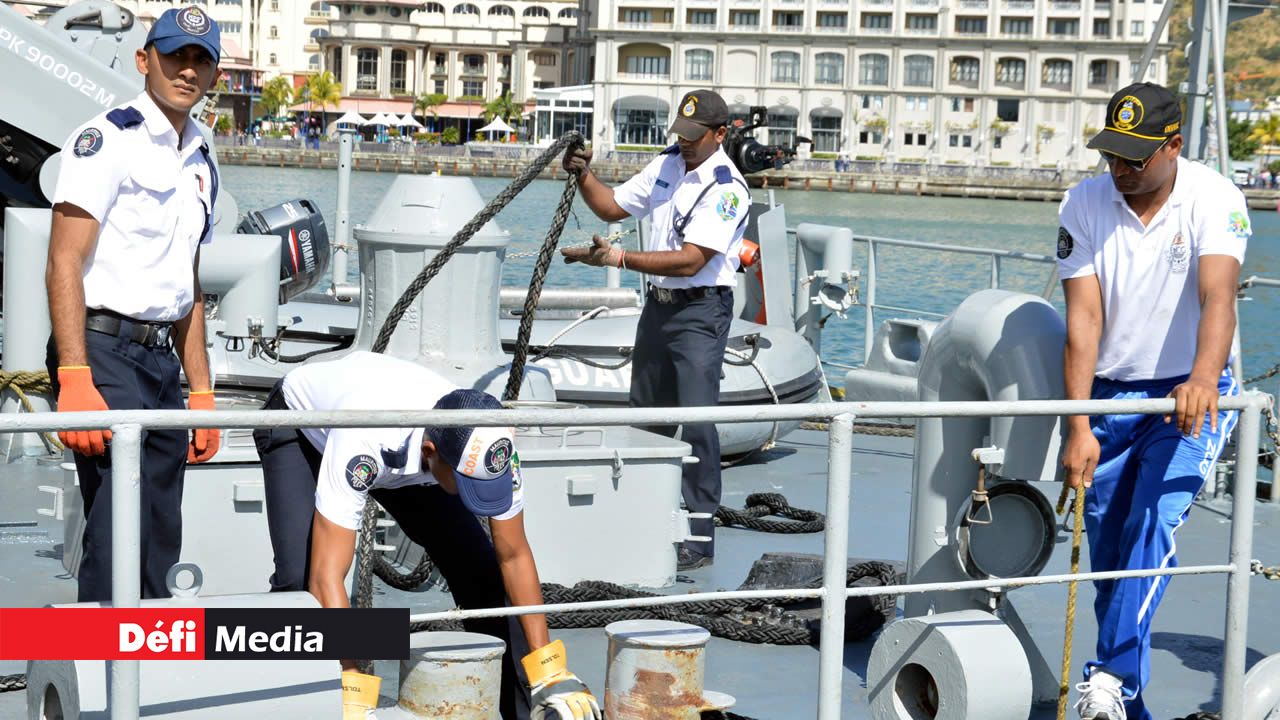 Chaque membre d’équipage a des tâches spécifiques, à quai comme en mer. Surveillance rapprochée en haute mer