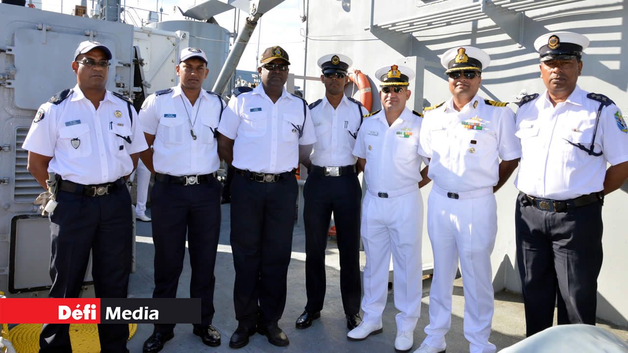 Photo souvenir du Commandant et de ses officiers. Surveillance rapprochée en haute mer