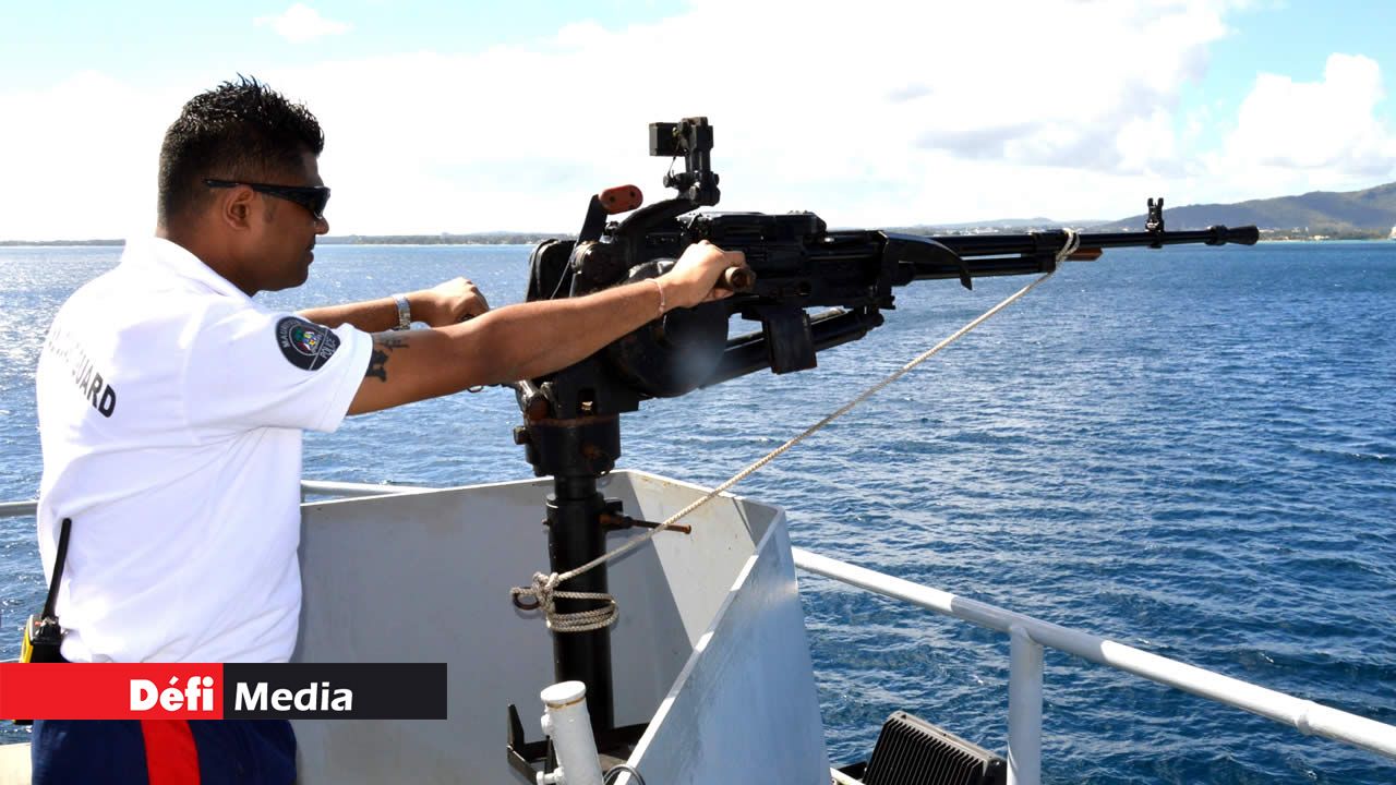 Un tireur est toujours prêt en cas d’éventuelle attaque en mer. Surveillance rapprochée en haute mer