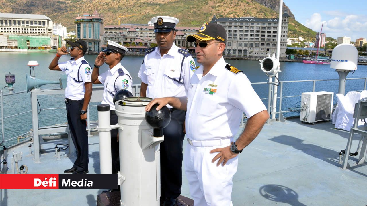 Le Commandant Kunal Bharadwaj et le chef inspecteur G. Cheetamun et deux autres officiers saluant l’equipage à l’arrivée au port. Surveillance rapprochée en haute mer