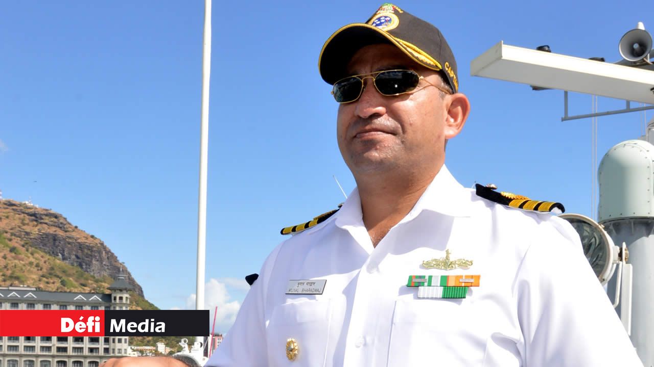 Kunal Bharadwaj, le Commandant de bord fidèle à son poste en rentrant au port . Surveillance rapprochée en haute mer