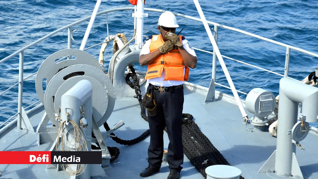 La radio est le mode de communication lors des déplacements. Surveillance rapprochée en haute mer