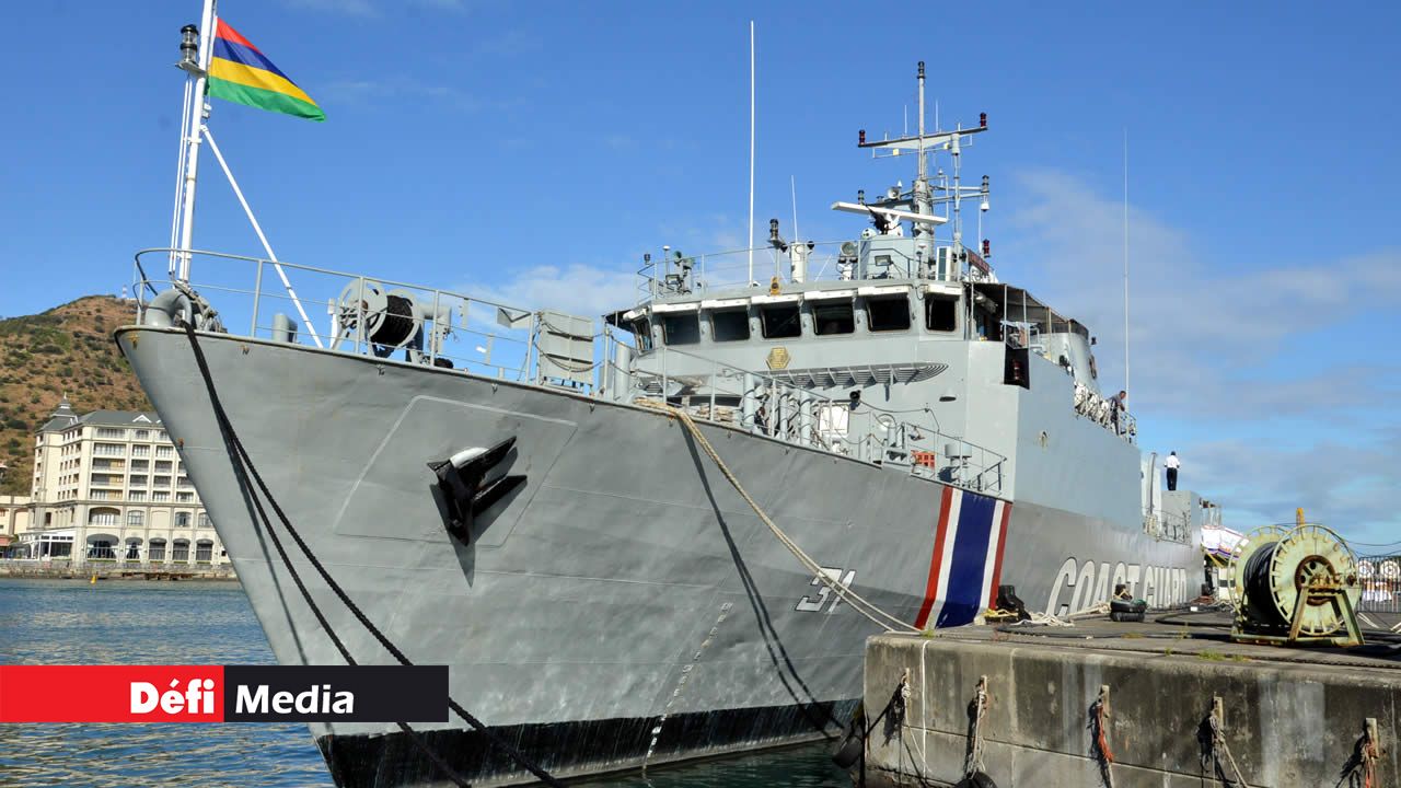 Le Barracuda dans la rade de Port-Louis. Surveillance rapprochée en haute mer