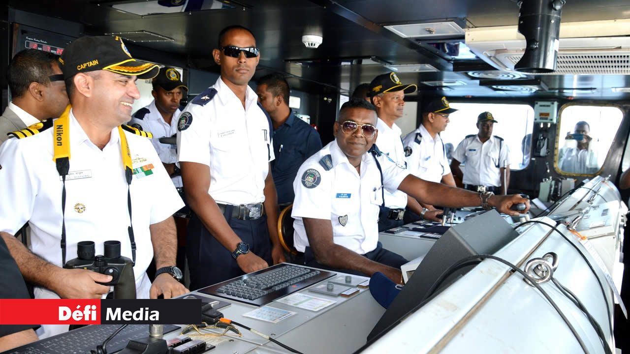 Le Commandant et ses hommes dans la salle de contrôle. Surveillance rapprochée en haute mer