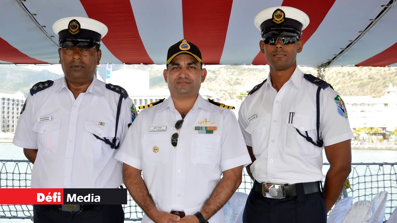 Le Chef Inspecteur G. Cheetamun de la NCG, le Commandant Kunal Bharadwaj et D. Jolicoeur, Cadet Officer. Surveillance rapprochée en haute mer