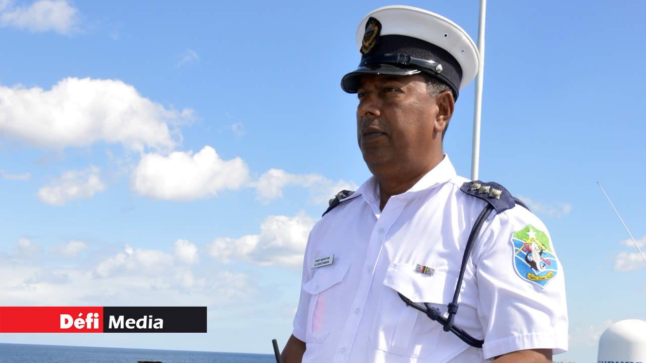 Le Chef inspecteur remplace le capitaine quand celui-ci est dans la cabine des radars. Surveillance rapprochée en haute mer