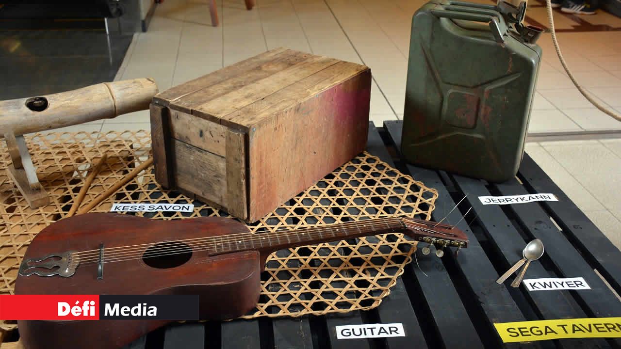 Plusieurs matériaux étaient également utilisés pour concocter un bon son, notamment des cuillères et un bidon (ou jerrican). Séga tipik