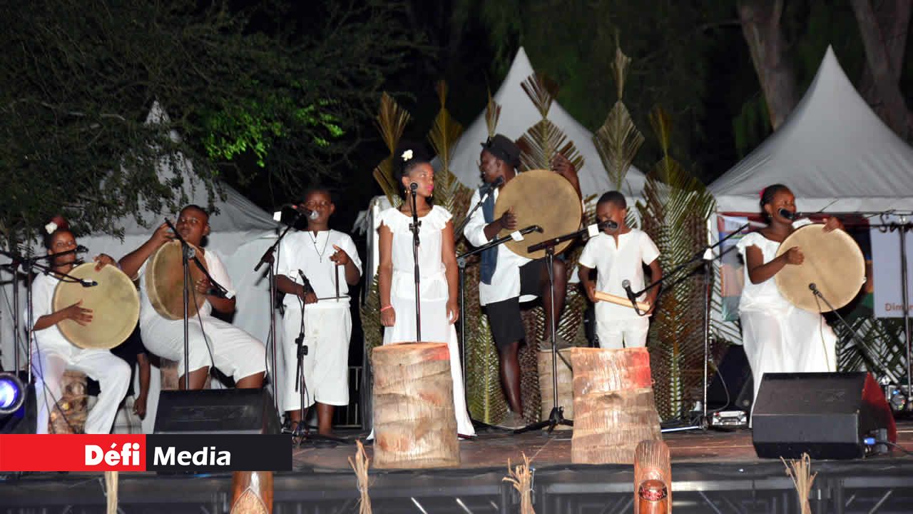 Une soirée séga tipik à l’occasion du Festival Internasional Kreol. Le séga tipik a d’ailleurs été décrété patrimoine de l’humanité par l’UNESCO en 2014. Séga tipik