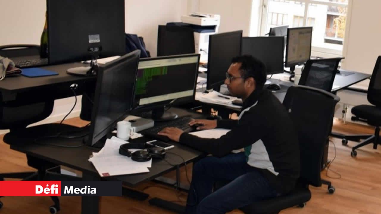 Pirabarlen Chinaramen, ingénieur en informatique mauricien, dans son bureau au Danemark.