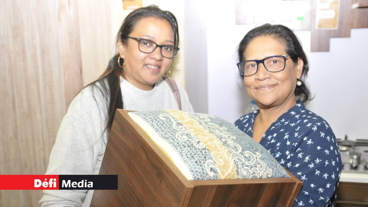 Anoushka Curpen de Camp-de-Masque a reçu un cadeau sur le stand de SSS Furniture, des mains de la directrice Maya Sewnath.