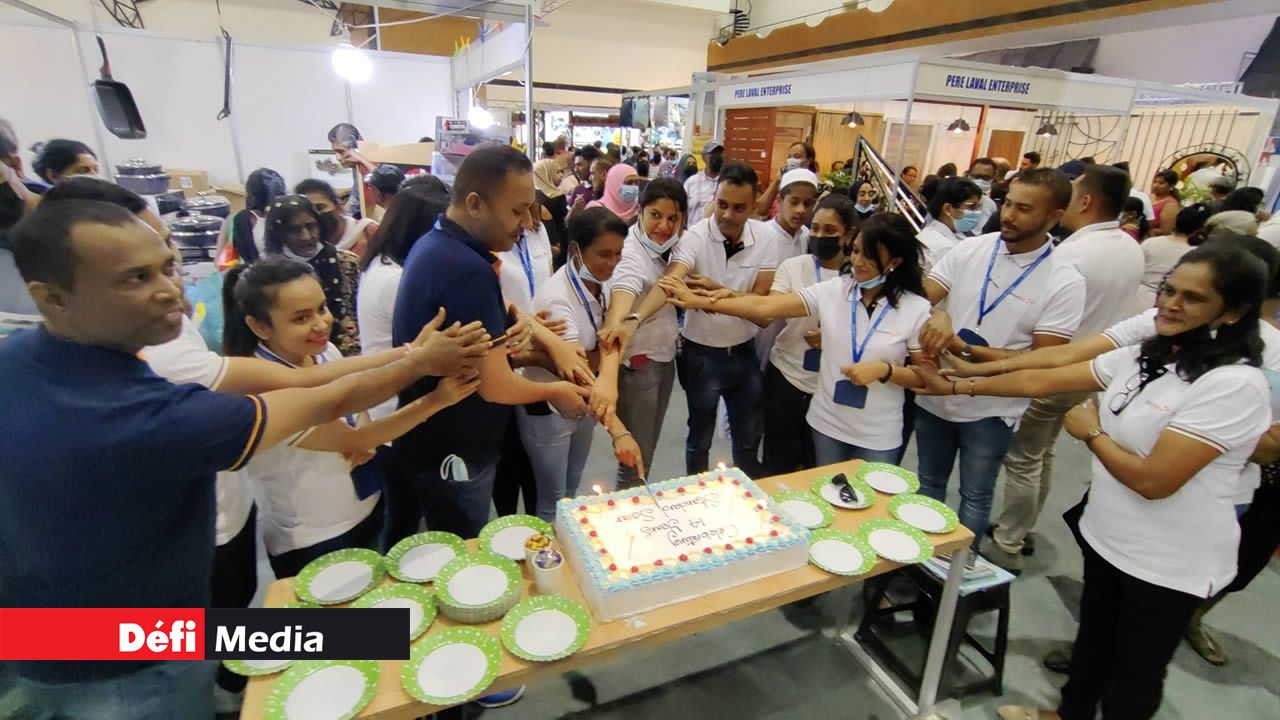 Le Standard Solar Engineering System Ltd a coupé un gâteau pour ses quatorze ans.