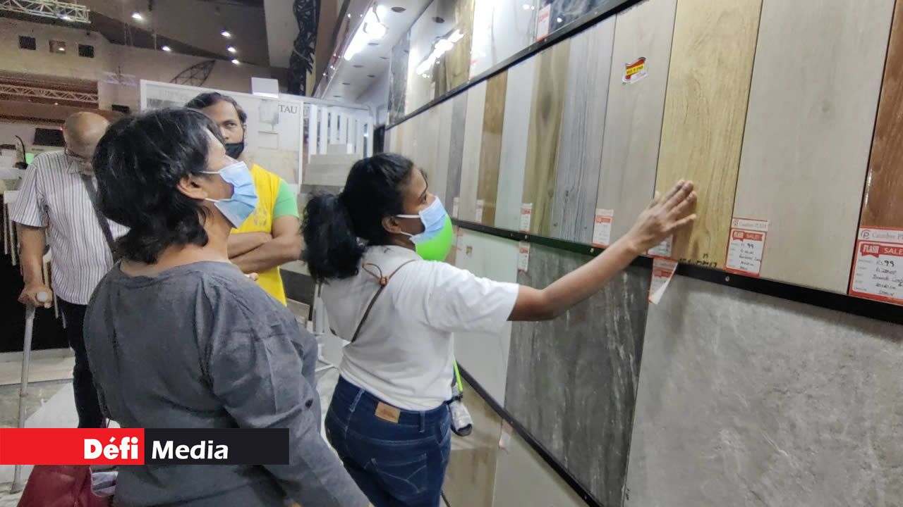Les visiteurs étaient intéressés par les revêtements pour sol.