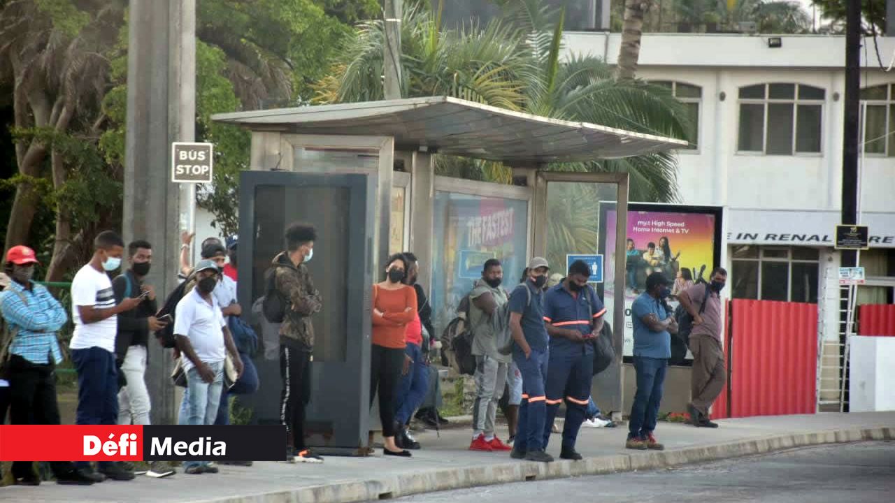 Sur les arrêts d’autobus, les gens essaient de respecter les gestes barrières.