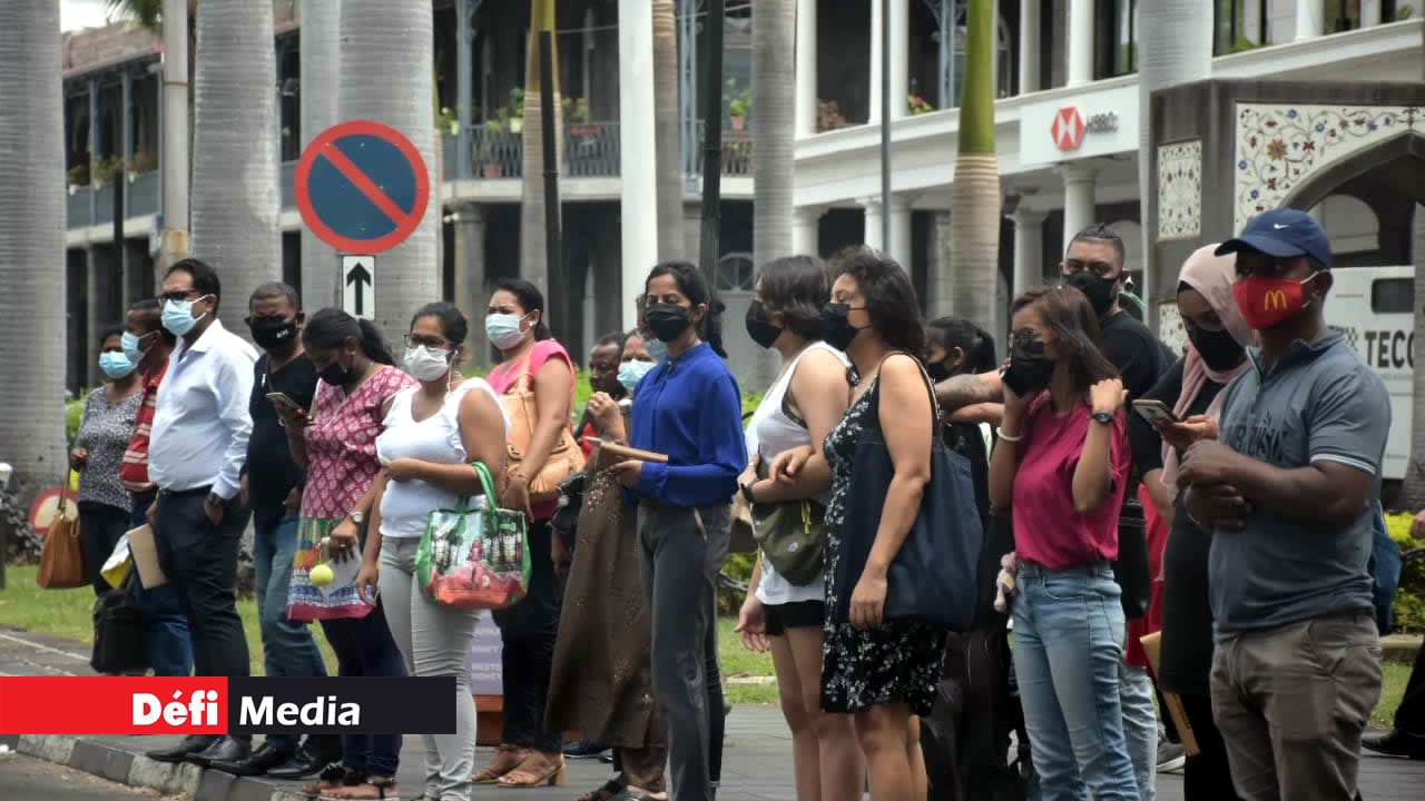 La capitale reste un lieu qui grouille de gens même s’ils portent les nasques.