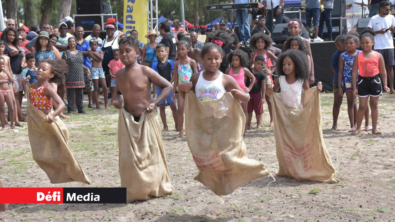 Qui n’a pas joué au ‘sak gouni’? Beach Tour de Radio Plus à Flic-en-Flac