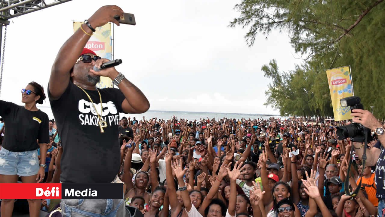 Elijah a fait une belle prestation. Beach Tour de Radio Plus à Flic-en-Flac