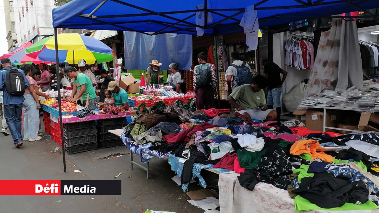 On trouve de tout : des fruits à 4 pour Rs 100 aux accessoires de cuisine.