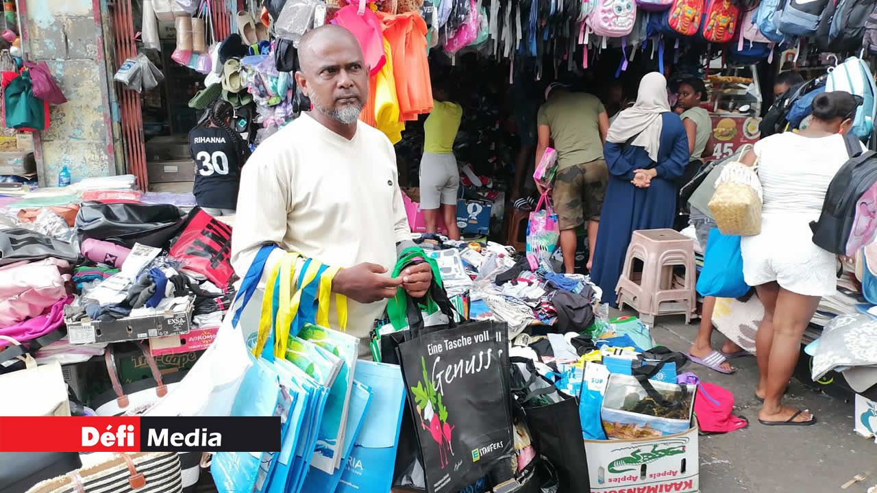 Bholah, chargé de ses sacs, rêve des bonnes affaires qu’il fera avec le versement du boni de fin d’année.