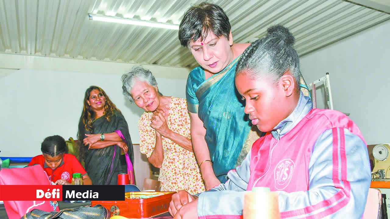 Les élèves peuvent s’initier à la broderie.