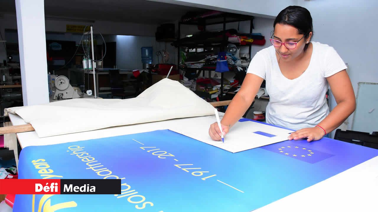 Anousha travaille sur le design d’un sac sacs écologiques