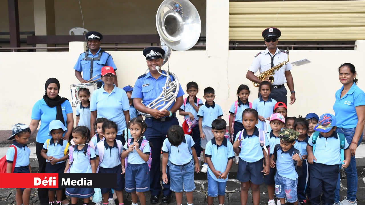 Les élèves d’Île aux Trésors, à Vacoas, posant pour une photo souvenir avec des membres du Police Band et du Fire Rescue Band.