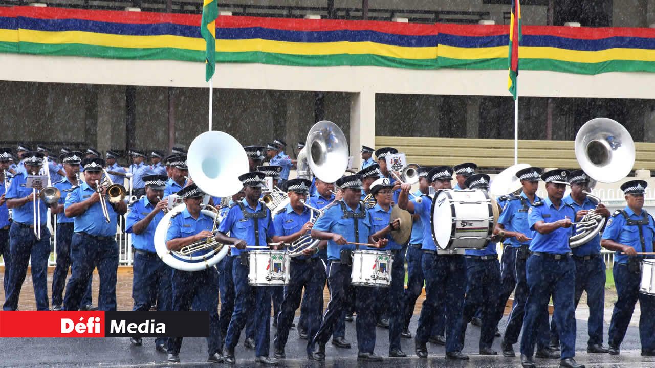 Le Police Band ouvrant la parade en musique.