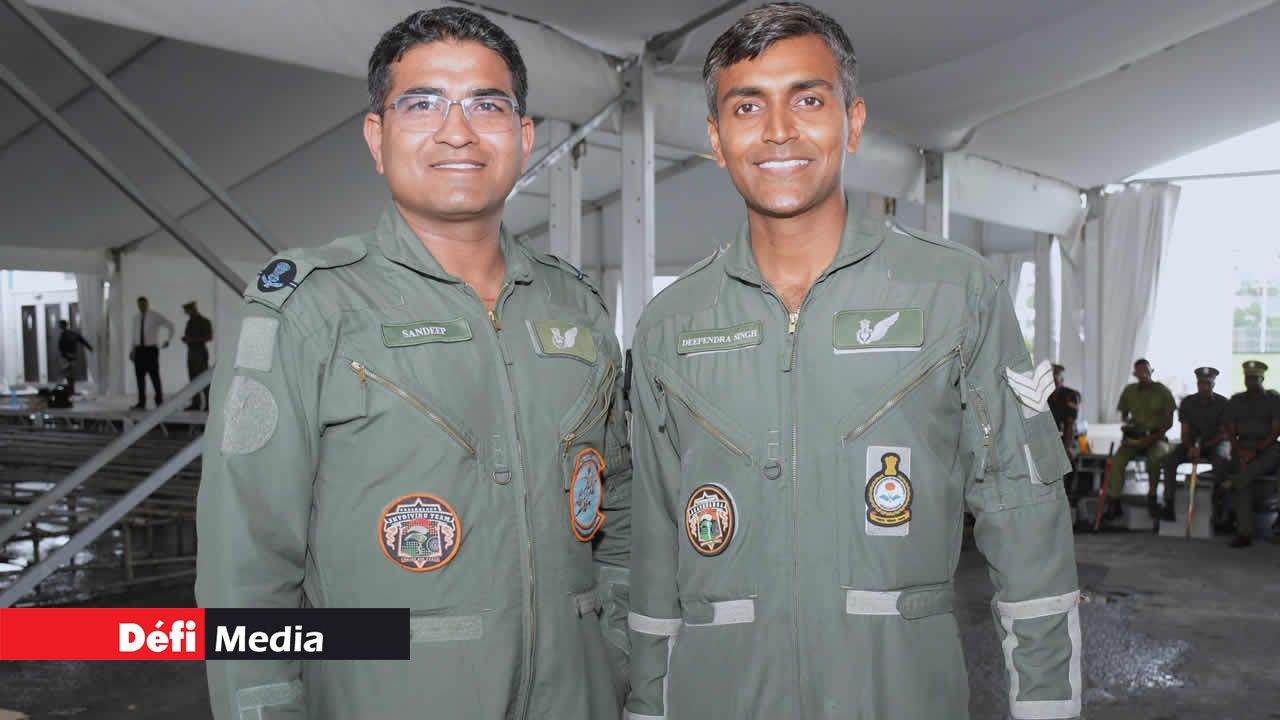 Sandeep Choudhary et Deependra Singh, de l’Indian Air Force et de l’Aakash Ganga Sky Diving Team.