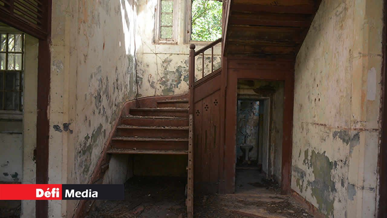 Les structures de l’escalier menant à l’étage sont en bois massif.