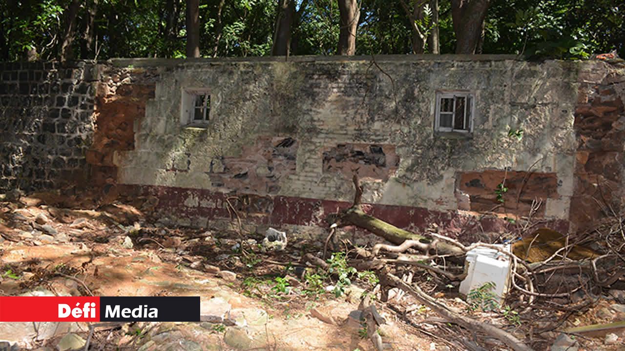 Le mur datant de l’ère coloniale est la proie des pilleurs de pierres.