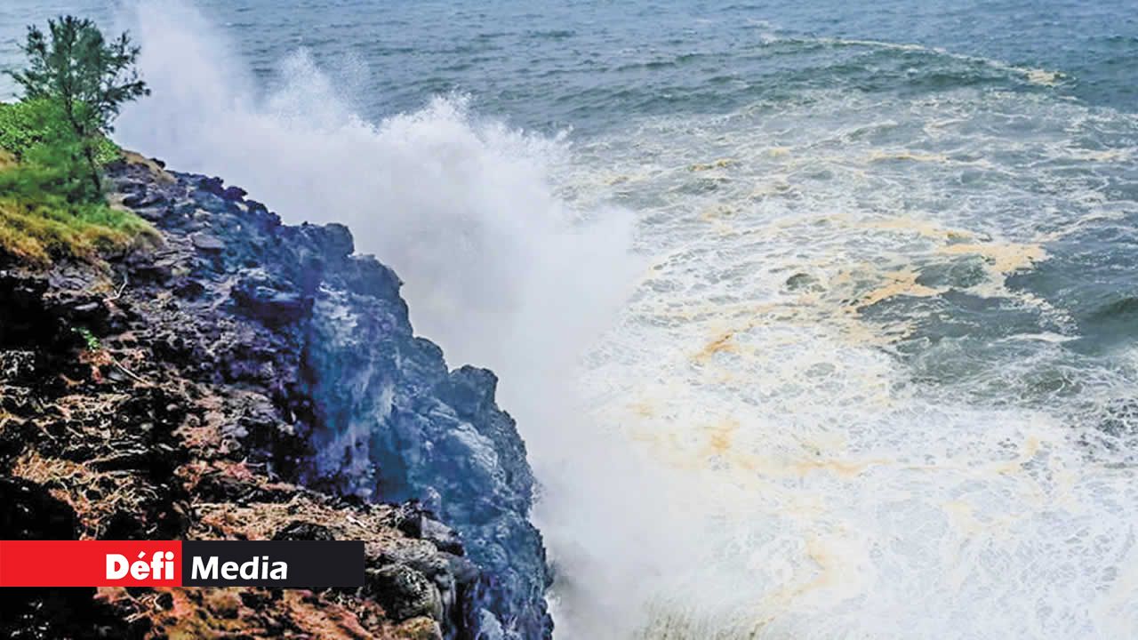 Les gerbes d’eau lors de l’éclatement des vagues sur les falaises.