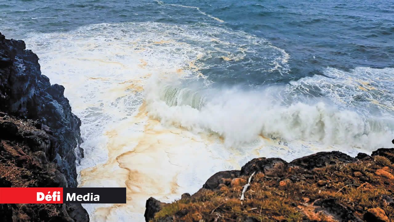 Un nuage d’écume se formant lorsque les vagues déchaînées frappent les rochers.