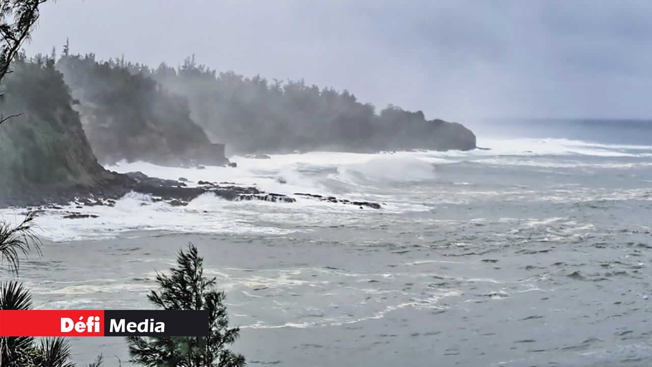 La puissance des vagues contraste avec le sentiment de paix qu’elles procurent lorsque nous les contemplons de loin.