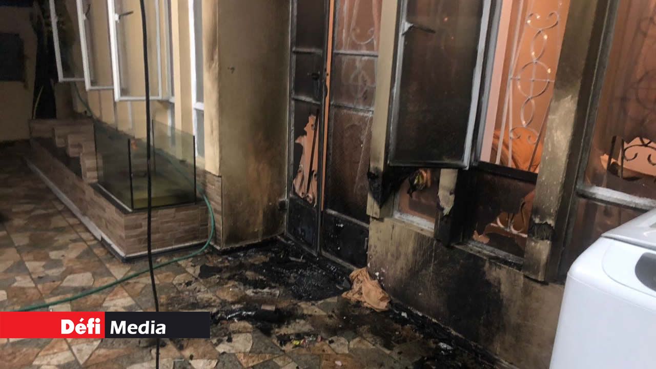 Les projectiles ont endommagé des panneaux de vitre et provoqué un incendie dans le salon. La scène a été sécurisée par la police.
