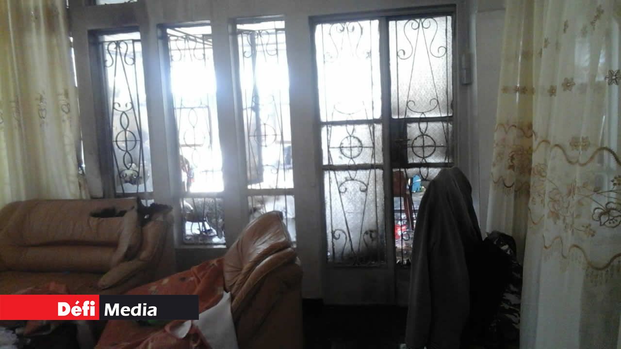 Les projectiles ont endommagé des panneaux de vitre et provoqué un incendie dans le salon. La scène a été sécurisée par la police.