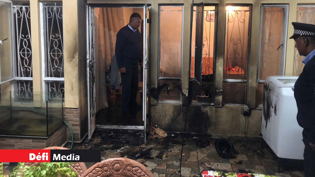 Les projectiles ont endommagé des panneaux de vitre et provoqué un incendie dans le salon. La scène a été sécurisée par la police.