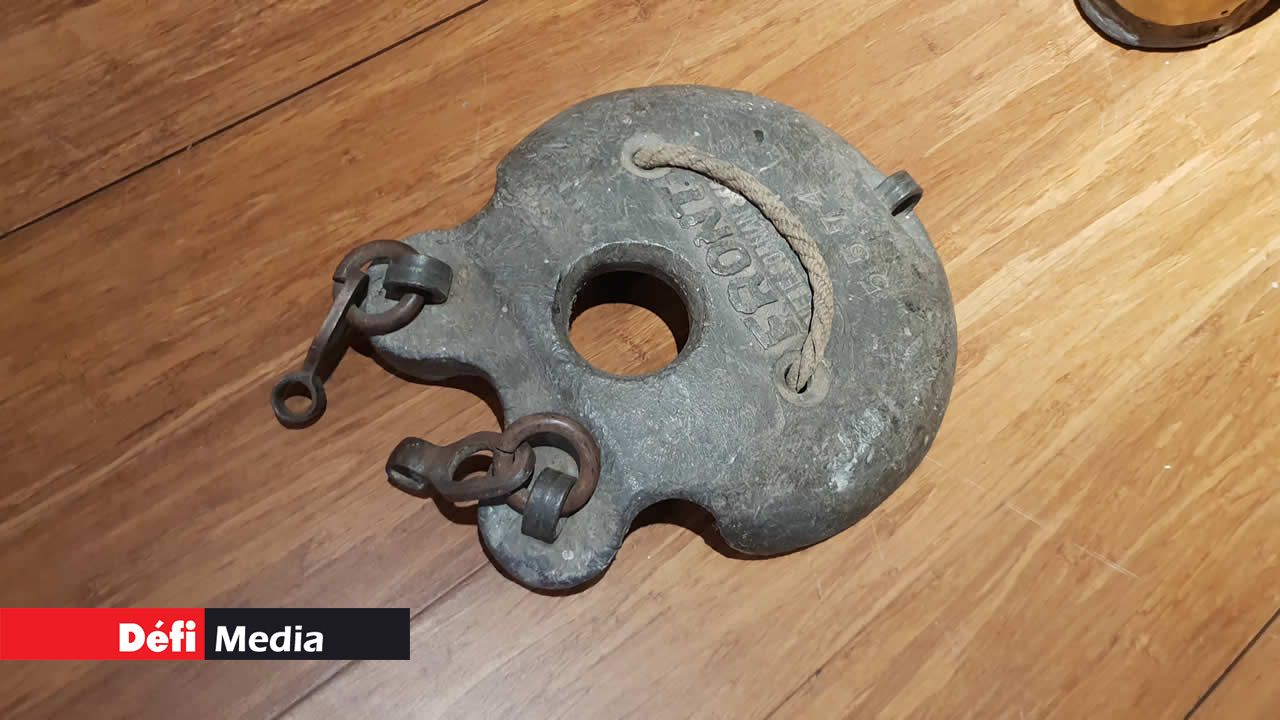 Un système de poids pour fixer aux chaussures du scaphandrier. Un système de poids pour fixer aux chaussures du scaphandrier.