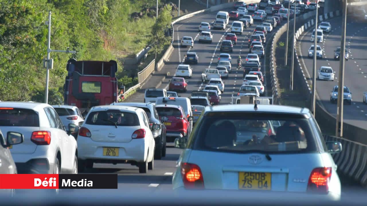 Les automobilistes bravent la circulation dense pour faire leurs achats, comme ici sur l’autoroute à hauteur de Tribeca Mall en direction du Sud.