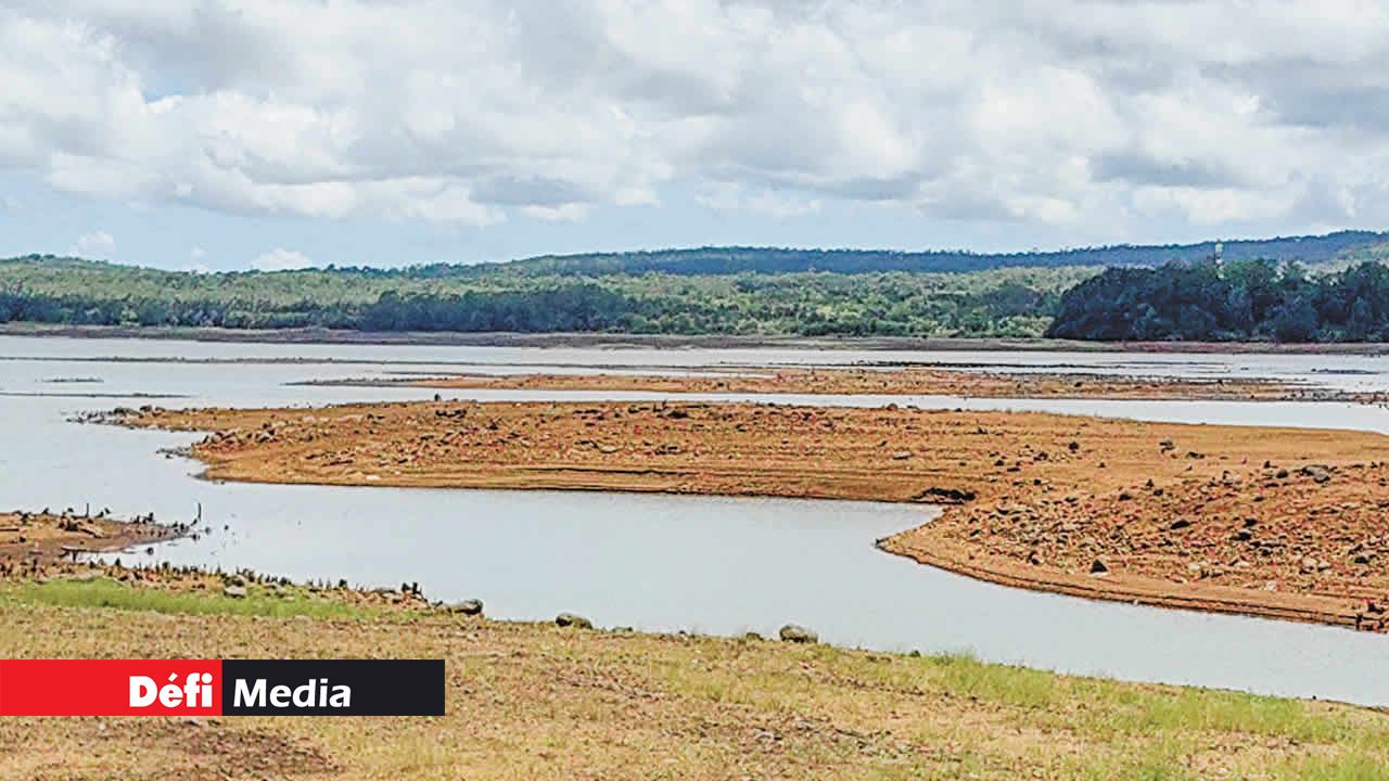 Le niveau d’eau du Midlands Dam témoigne de la gravité de la crise hydrique à laquelle est confronté le pays.