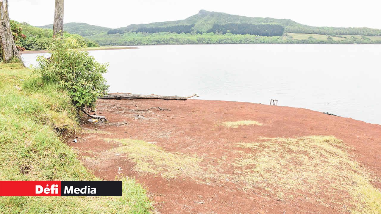 À mesure que le niveau d’eau continue de baisser, le réservoir de La Nicolière risque de ne plus pouvoir alimenter ses régions habituelles.