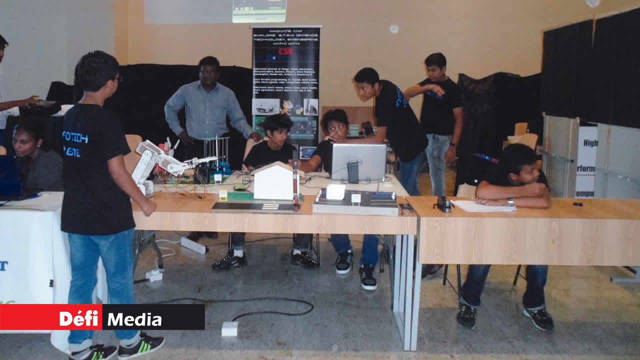 Kifah et ses amis lors de l’Infotech 2016.