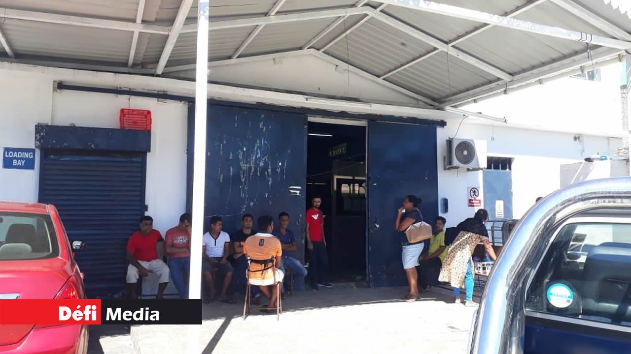 Les employés de Tex Washing Ltd dans l’enceinte de l’usine.