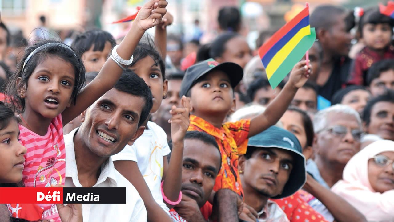 En 2010, petits et grands portent fièrement le quadricolore de la cérémonie protocolaire au Champ de Mars.