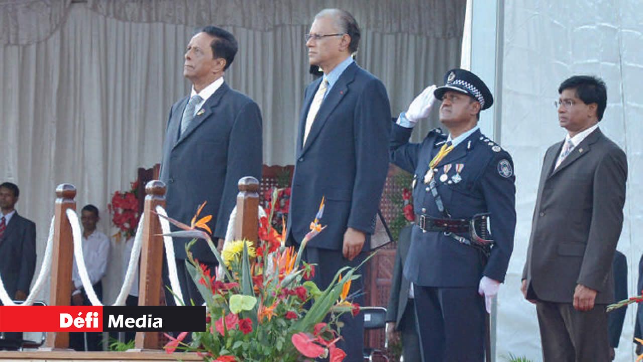En 2011, sir Anerood Jugnauth, ex-président de la République, et Navin Ramgoolam, ancien Premier ministre, en face du mât pour la partie la plus solennelle des célébrations.